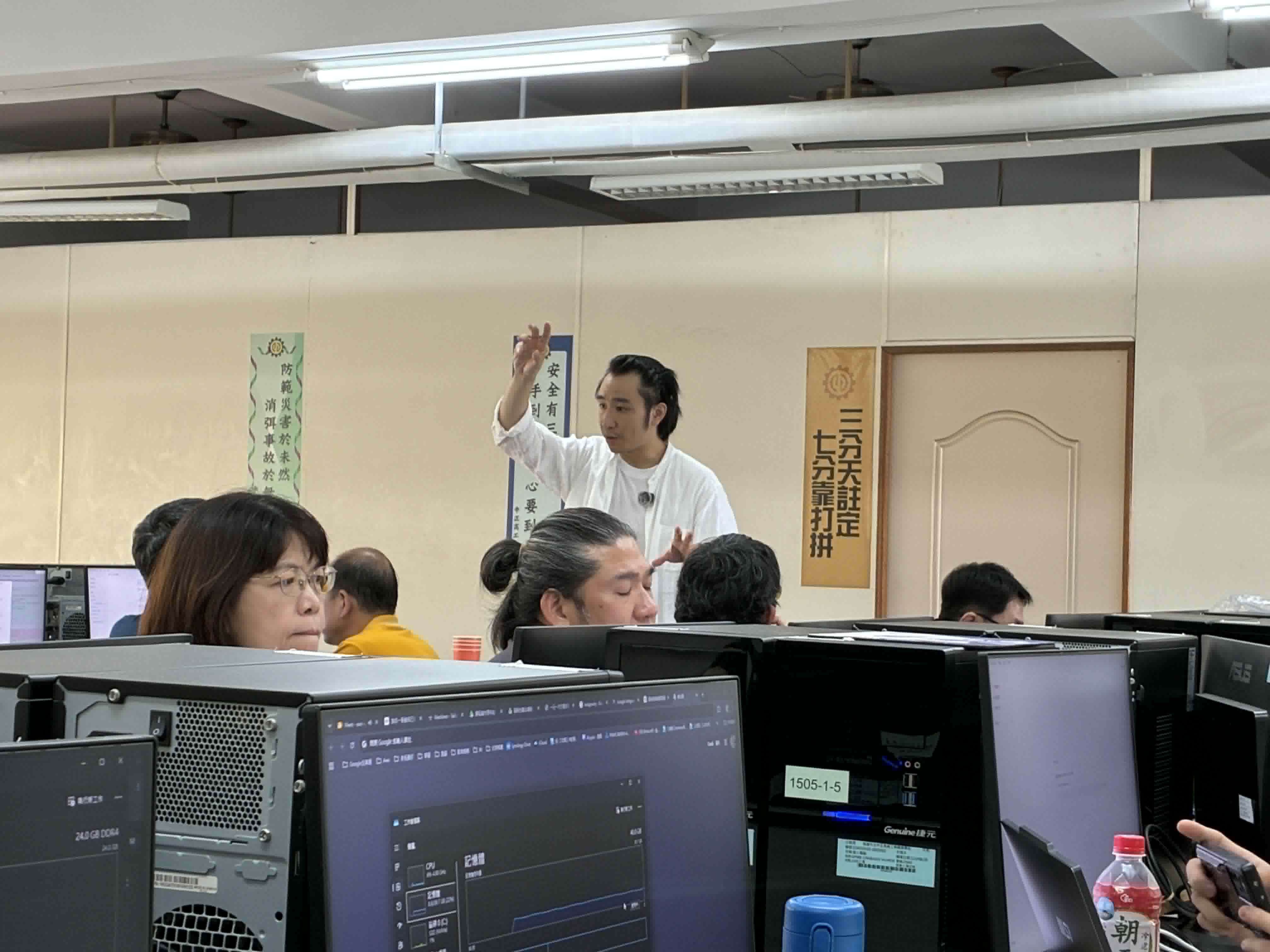 實作進行中,老師們在電腦前自己動手
