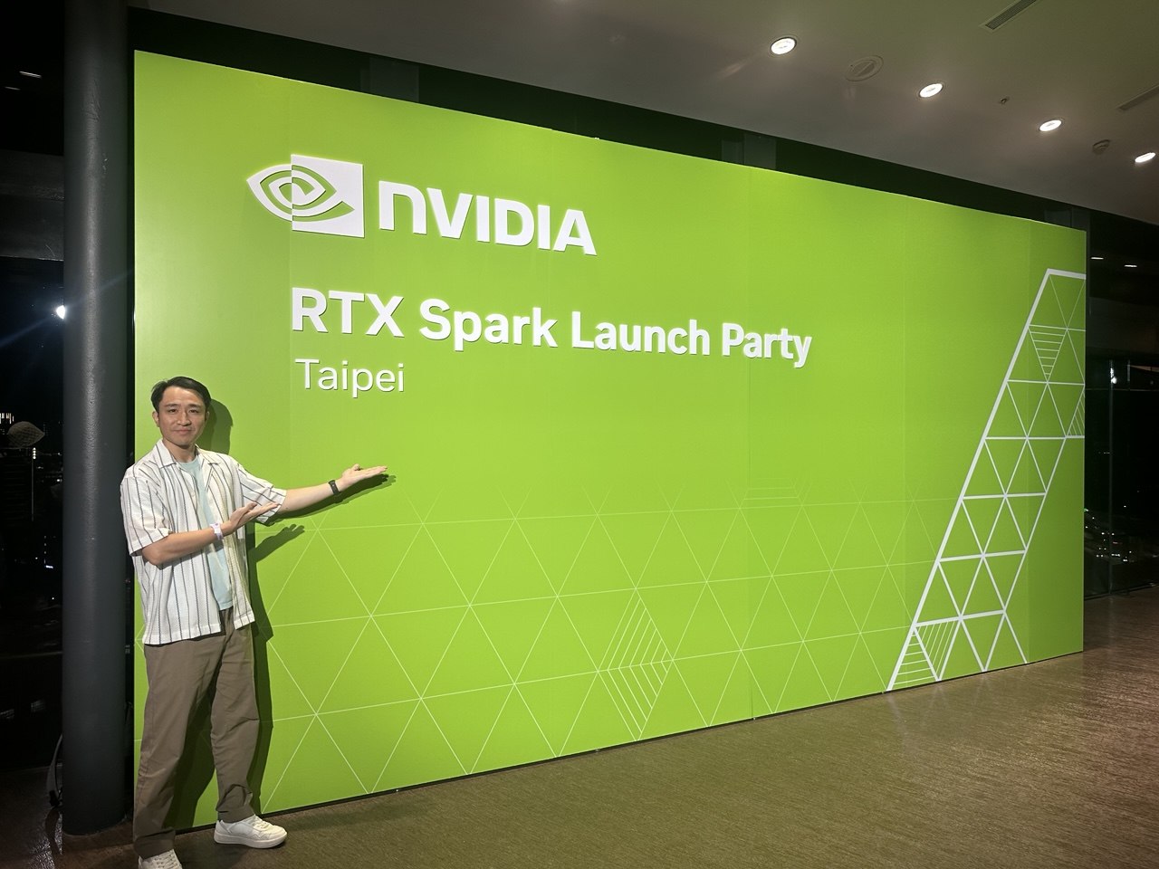 我站在綠色的 NVIDIA RTX Spark Launch Party Taipei 背板前,雙手比向背板