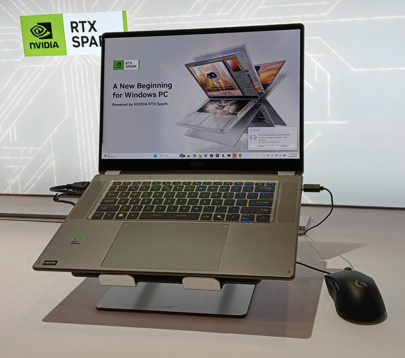 MSI 的 RTX Spark 筆電放在展示架上,螢幕顯示「A New Beginning for Windows PC, Powered by NVIDIA RTX Spark」,後方是 NVIDIA RTX Spark 標誌