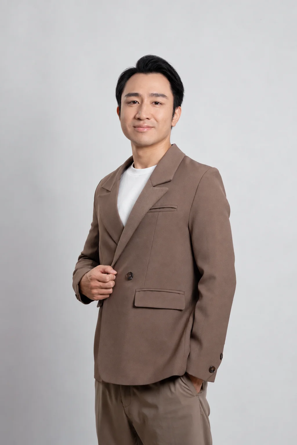 Dawson Wang 身穿棕色西裝、微笑看向鏡頭的個人肖像