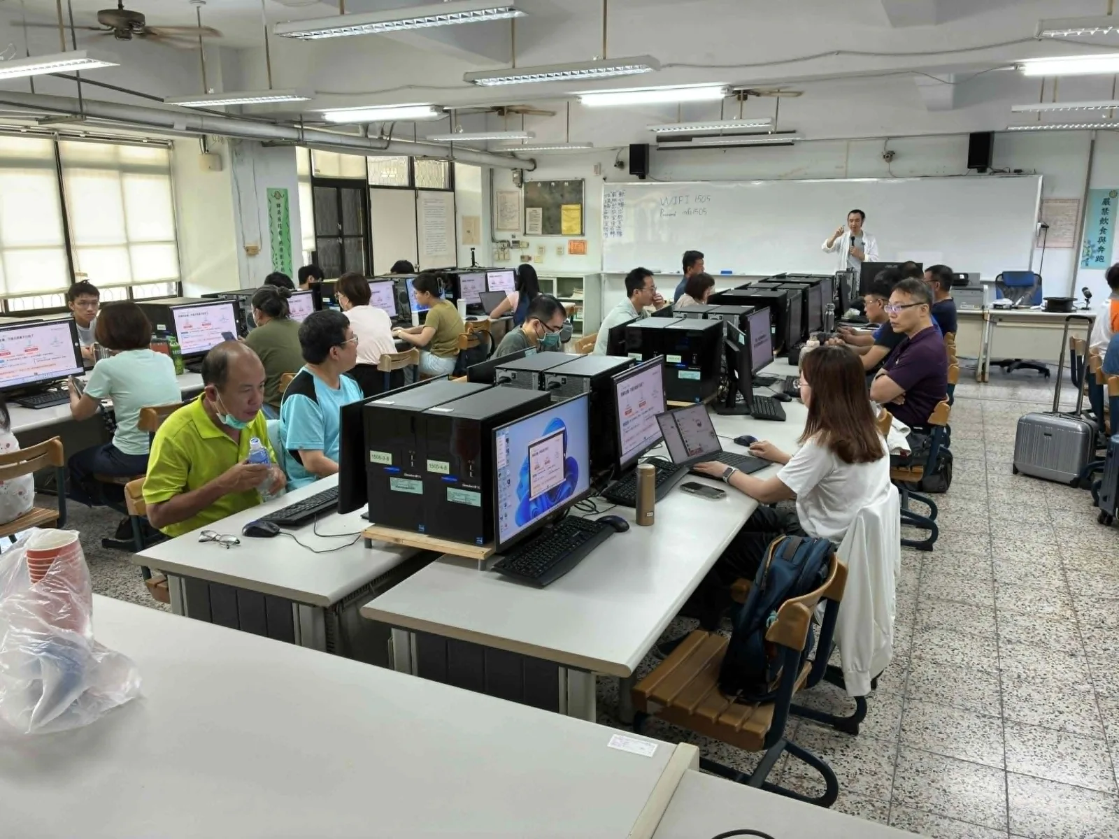 中正高工電腦教室內,多位老師坐在桌機前跟著課程完成 AI 實作
