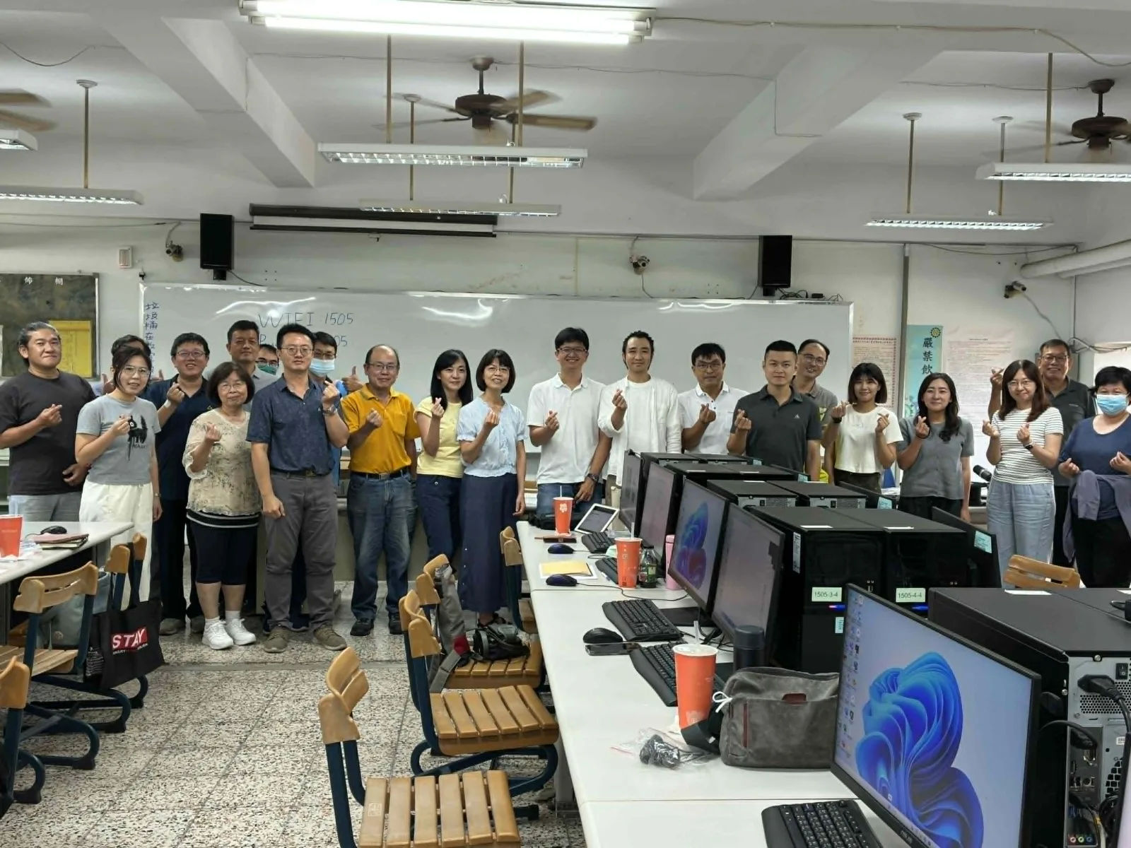 兩天工作坊結束後,Dawson Wang 與中正高工老師們在電腦教室合照