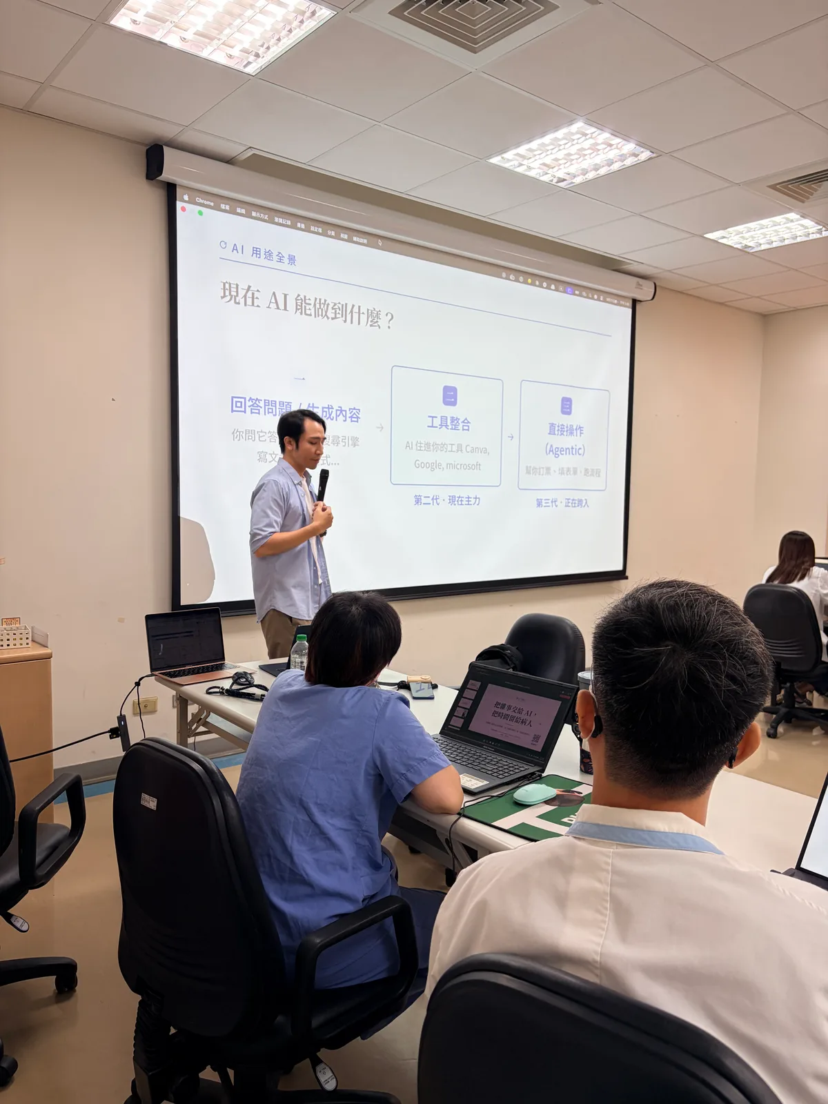 Dawson Wang 在柳營奇美醫院教室授課，學員在筆電前跟著進行 AI 實作