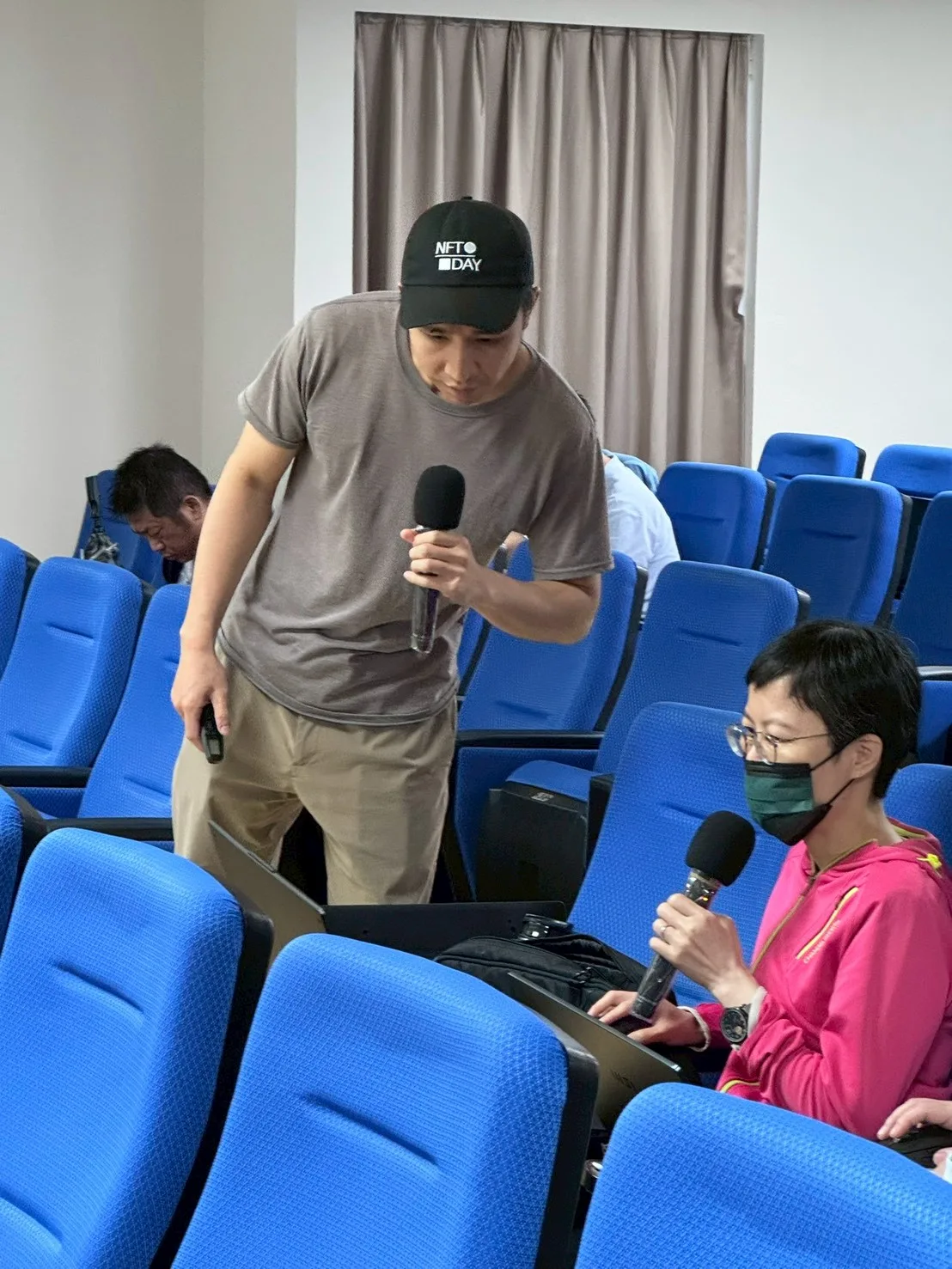 Dawson Wang 走到奇美醫院總院學員座位旁，陪同確認筆電上的 AI 操作