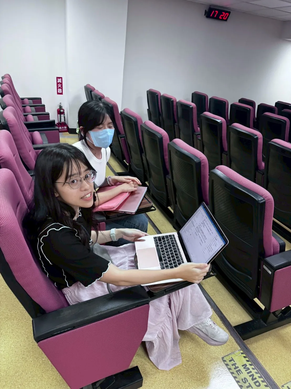 奇美醫院總院兩位學員在座位上使用筆電完成 AI 課程練習