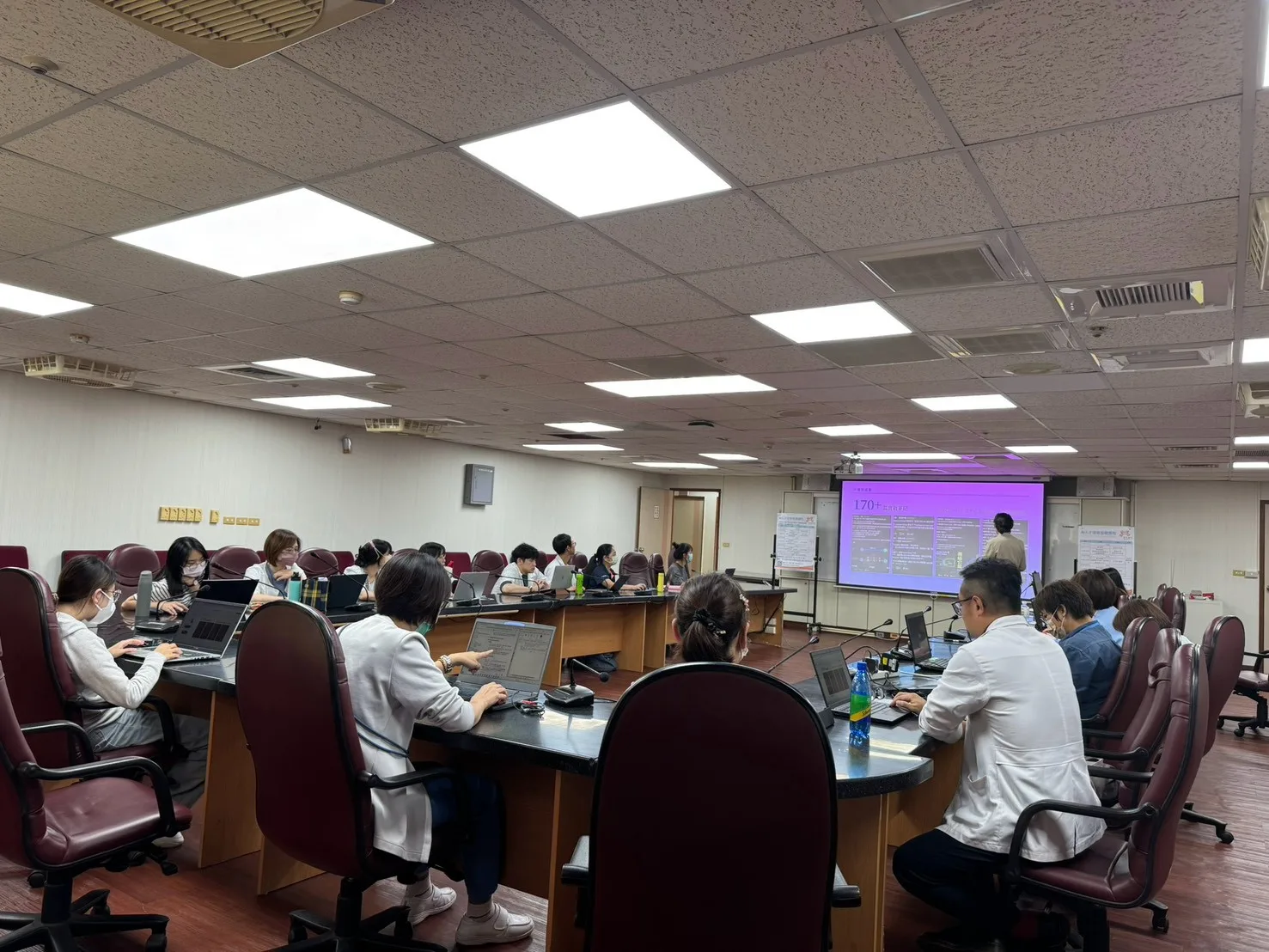 部立臺南醫院會議室內，多位醫事人員使用筆電跟著 AI 課程實作